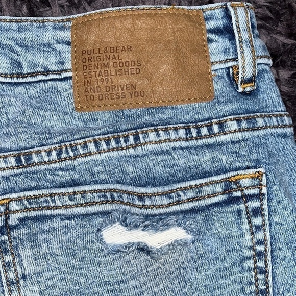 Pull & Bear Slim fit denim Bermuda shorts with rip details, a five-pocket. - Picture 5 of 10
